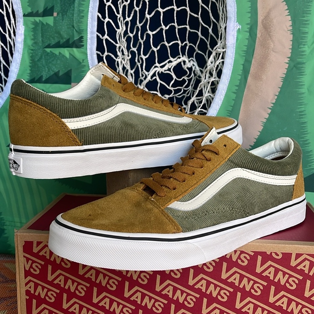 Vans WMNS Old Skool
Mini Cord Green/Brown
VN000ZNIT20A
Sneakers
 Corduroy